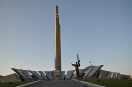 Около музея ВОв на проспекте Победителей в городе-герое Минске. Республика Беларусь. "Архитектурный салют".